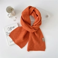 Lebhafter orangefarbener Strickschal mit Rautenmuster und elegantem Leder-Markenetikett - 20*160cm / Orange