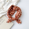 Pañuelo de algodón y lino naranja con puntos geométricos anudado en lazo sobre camisa - Puntos Geométricos Rojo Naranja (1 Algodón Lino Bicolor Nuez Rojo Naranja)