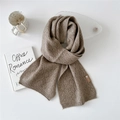 Hellkaffeebrauner Strickschal mit Rauten-Lochmuster und braunem Leder-Markenetikett - 20*160cm / Kaffeebraun