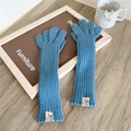 Detalle de guantes largos de punto azul grisáceo con patrón de canalé y etiqueta vintage - Estilo de cinco dedos / Azul grisáceo