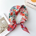 Foulard en lin et soie à fleurs noué en boucle sur un fond artistique minimaliste - Cadre Fleuri Rouge