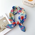 Carré en coton et lin à fleurs noué en boucle avec imprimés floraux colorés - Cadre Fleuri Bleu