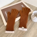 Dettaglio guanti in maglia marrone con trama a costine e design per touch screen - Caramello
