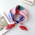Foulard en coton et lin rose avec motif floral abstrait présenté en nœud élégant - Tulipe Quadricolore Rouge