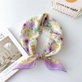 Quadratisches Baumwoll-Leinen-Halstuch mit lila-gelbem Blumenmuster im eleganten Kunststil - Wellenrahmen Freude Floral Lila