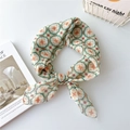 Seidenschal im Vintage-Stil mit geometrischem Blumenmuster in Orange und Grün - Hami Kreuzblume