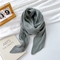 Petit carré en coton et lin vert sauge avec une texture plissée élégante - 90*90cm / Gris