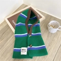Dettaglio dello scaldacollo in maglia a righe colorate con bottoni e etichetta in tessuto - Verde