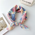 Viereckiges Baumwoll-Leinen-Halstuch mit buntem Paisley-Muster und elegantem Knoten - Rot und Blau Paisley