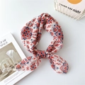 Boho-Quadrat-Halstuch aus Baumwoll-Leinen mit rot-blauen Blumenmustern als Schleife gebunden - Vierblättrige Rote Blume