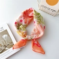 Florales Baumwoll-Leinen-Halstuch in Orange und Rosa mit seidiger Textur - Wellenrahmen Cymbidium Orange