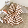 Sciarpa in maglia a righe marroni e crema con toppa in pelle su sfondo estetico - Righe Cammello e Bianco