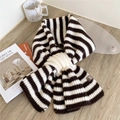 Sciarpa a maglia a righe caffè scuro e bianco con un comodo design incrociato - Righe Marrone Bianco