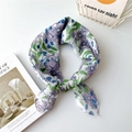 Eleganter Baumwoll-Leinen-Quadrat-Schal mit lila Blumenmuster geknotet - Blaubeere Floral Lila
