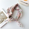 Rosa Baumwolle-Leinen-Schal mit Blumenmuster, elegant geknotet für einen frischen Look - Blaubeere Floral Weiß