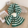 Sciarpa a maglia a righe verdi e bianche con nodo a farfalla e toppa in vera pelle - A righe verdi e bianche