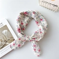 Schicker floraler Leinenschal in Creme mit kleinen roten Blumen für Haar und Hals - Kleine Schöne Blume