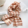 Rosa-weißer Strickschal mit Streifenmuster und gewebtem Etikett im minimalistischen Stil - Pink-Weiß Gestreift