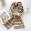 Gestricker langer Streifenschal in Hellbraun und Cremeweiß mit Leder-Markendetail - Beige Kaffee Gestreift