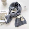 Écharpe en maille rayée grise et blanche avec un écusson minimaliste au fini doux - Gris