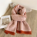 Sciarpa di maglia spessa a scacchi arancione e bianco con bordi a costine su legno - Plaid Arancione