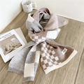 Dicker Strickschal mit beige-grauem Schachbrettmuster in gemütlicher Wohnatmosphäre - 23x170cm / Grau Beige Schachbrett
