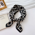 Elegante pañuelo de seda beige y negro con patrón geométrico y detalle de nudo chic - Rejilla Geométrica Negra Beige