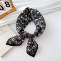 Pañuelo cuadrado de algodón y lino con diseño floral geométrico en blanco, negro y gris - Floral Geométrico Gris