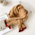 Sciarpa invernale in maglia bicolore cammello e rosso con etichetta del marchio e stile - Cammello con bordo rosso