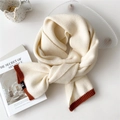 Sciarpa in maglia bianco crema e marrone caramello con etichetta quadrata decorativa - Crema con bordo caramello