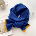 Sciarpa invernale in maglia blu reale con bordo a coste giallo brillante a contrasto - Blu con bordo giallo