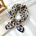 Foulard quadrato in cotone e lino con motivi geometrici gialli e grigi annodato con stile - Argyle geometrico giallo