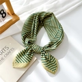 Elegante foulard in cotone e lino a righe diagonali verde erba e giallo tenue, trama in seta - Trama a righe verdi