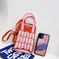 Dettaglio della trama a maglia della mini borsa per cellulare arancione e rosa - Arancione & Rosa