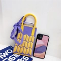 Dettaglio borsa porta cellulare in maglia viola e gialla con motivi geometrici e manico - Viola & Giallo