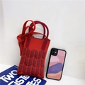 Mini borsa per telefono in maglia rossa con motivi geometrici e smartphone per scala - Rosso & Vinaccia