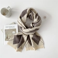 Sciarpa in maglia a rombi retrò beige e marrone con trama morbida e logo metallico - Grigio Beige