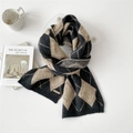 Sciarpa spessa in maglia a rombi grigia e beige con placca in metallo dorato - Nero Beige