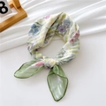 Elegante foulard in cotone e lino crema con stampa viole blu e bordo arrotolato verde - Base a Righe - Floreale Radioso
