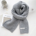 Sciarpa invernale in maglia grigia spessa con motivo a trecce ed etichetta tessuta - 20*170cm / Grigio