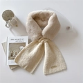 Sciarpa invernale in pelliccia sintetica beige crema e maglia con targhetta dorata - 11*100cm / Beige