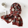 Sciarpa invernale a rombi in rosso, grigio e bianco con bordi a coste e trama spessa - Motivo a Rombi Rosso Giuggiola