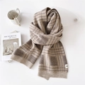 Écharpe en maille à carreaux tons beige et marron avec étiquette de marque tissée chic - Motif de Grille à Lignes Beige