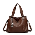 Borsa da donna in pelle marrone a grana litchi con logo a canguro e ciondolo a foglia - Marrone