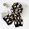 Écharpe épaisse en maille avec motif à carreaux noir, blanc et jaune au style moderne - Damier Tricolore Noir