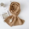 Bufanda de punto color camello para mujer con práctico diseño de lazo cruzado - Talla única / Camel