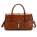 Vintage brown patent leather handbag with crocodile pattern and silver twist lock - Caramel color