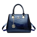Bolso azul oscuro de charol con relieve de cocodrilo y emblema de canguro en dorado - Azul oscuro