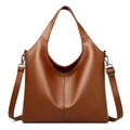 Borsa hobo caramello scuro con trama in pelle martellata e tracolla regolabile - Marrone
