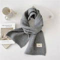 Sciarpa grigia in maglia spessa con etichetta tessuta bianca in stile moderno - Grigio